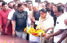 उपमुख्यमंत्री सुनेत्रा पवार ने यशवंतराव चव्हाण के स्मारक पर जाकर श्रद्धांजलि अर्पित की